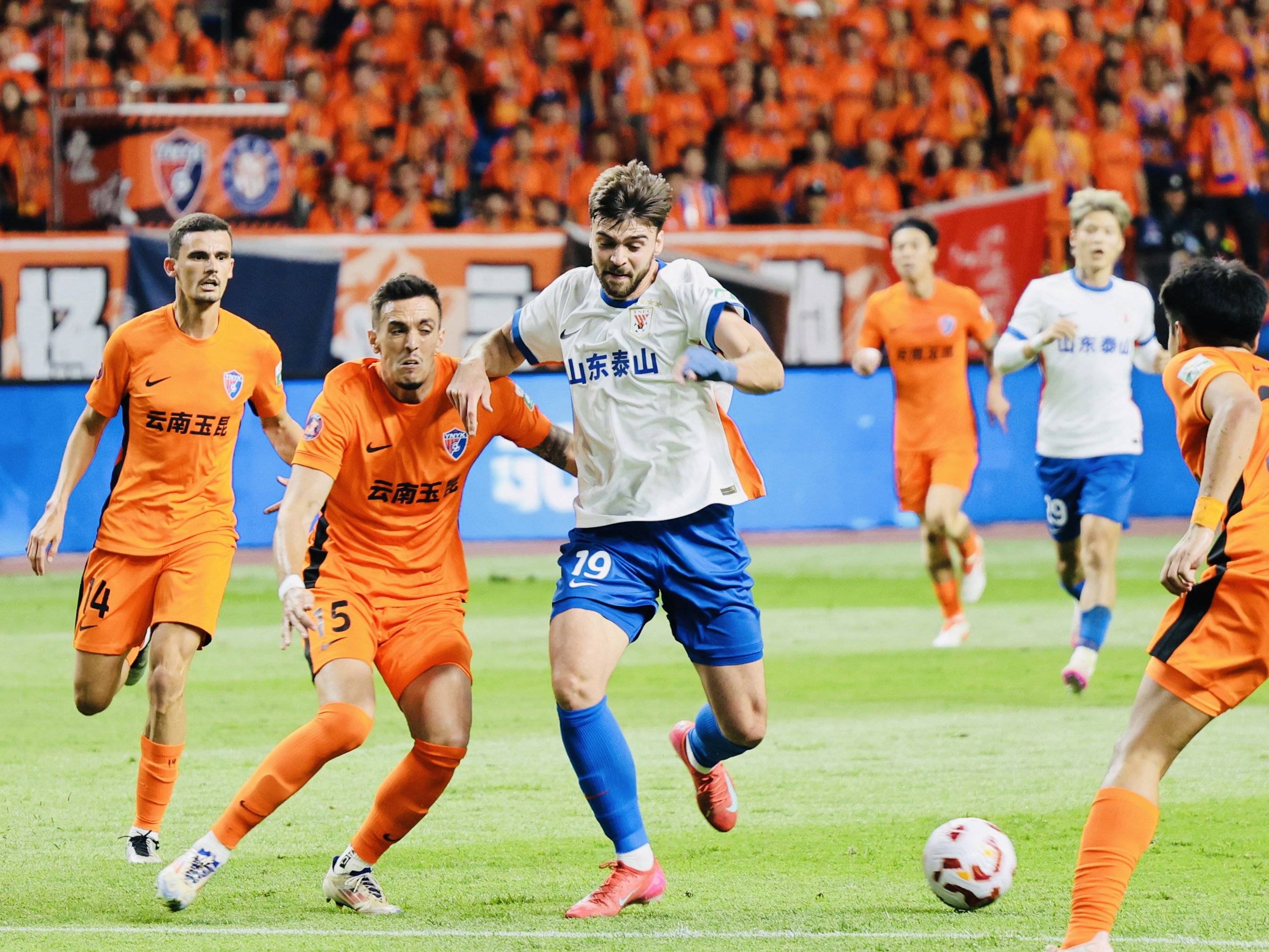 九游体育-高尔夫常规赛掀起高潮，东海旋风队强势反弹泰山麒麟队，高压逼抢奏功——年轻人站出来了的简单介绍